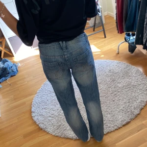 Straight jeans - Straight/baggy jeans med coola bakfickor! Endast provade. W26 L30🌸