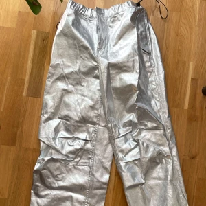 Silvriga parachutebyxor - Använde 1-2 gånger och är fortfarande i nyskick. 
