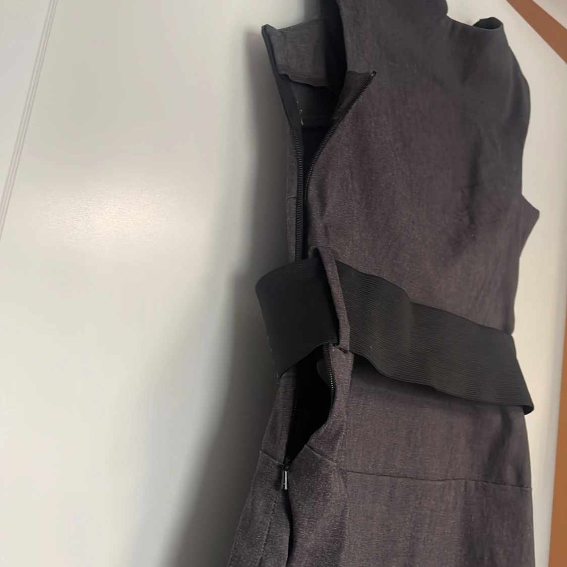 Mörkgrå klänning med bälte - 92