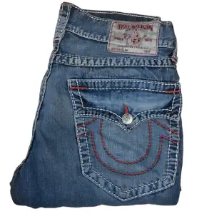 True Religion jeans Slim fit. W33 [Ytterbenslängd 108cm] [Innerbenslängd 83cm] [Midja 42cm] [Benöppning 18cm]
