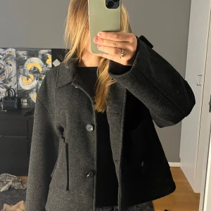 Lager 157 kappa  - Säljer min gråa lager 157 jacka som är helt oanvänd. Köpt för 500. 