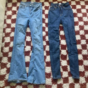 Jeans - De ljusa jeansen är snake flare och de mörka är bara snake jeans. Fått second hand av någon oklart hur använda men i bra skick.   Säljs tillsammans för 150kr eller 80kr styck.