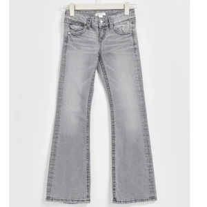 Jeans - Säljer då de inte kommer till användning längre, är storlek 152 men passar precis i längden för mig som är nästan 160. Skriv för egna bilder🩷