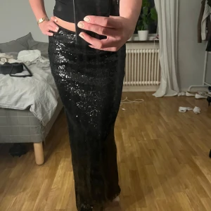 Långkjol  - Lång svart långkjol med paljetter svin snygga och bekväm❤️ skriv för mer bilder eller frågor 