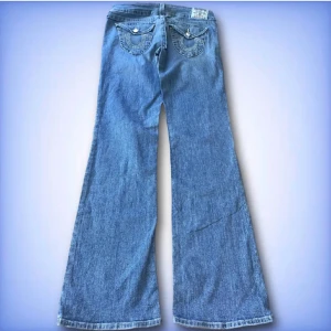 Jeans True religion - SUPERFINA true religion jeans köpte här på plick (lånade bilder). De var tyvärr lite för stora för mig så säljer vidare. Strl 32, skriv för mått eller frågor! De är väldigt lätta att kunna röra sig i och sitter snyggt även om dom är något stretchiga!