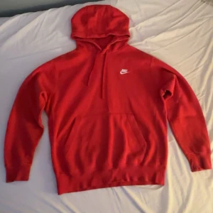 Röd Nike Hoodie - Den är bekväm och snygg! Det enda negativa är att pytteliten mörk fläck under loggan men det är inget stort problem tänker jag. 89kr ÄR DET MINSTA JAG SÄLJER DEN FÖR! Kontakta mig om du har en fundering eller så (: