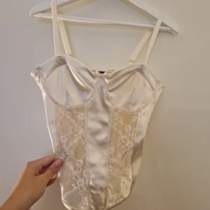 Mech topp - Snygg topp i offwhite färg. 2 partier med genomskinlig spets över magen. Passar nån med små bröst. Aldrig använd🤍