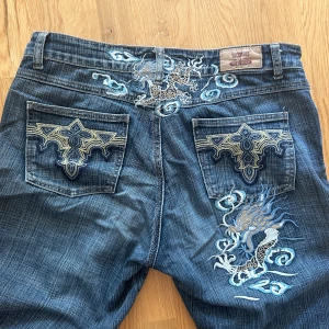 Coola jeans - Väldigt coola jeans, tyvärr för stora för mig! Broderingar både fram och bak🫶🏼