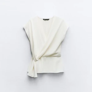 Zara vit topp - I bra skick, i storlek S om det finns mer funderingar är det bara och skriva💞