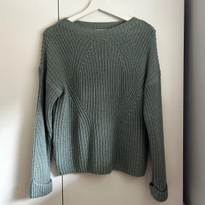 Stickad tröja  - Grön stickad tröja från Gekås, passar mig som har xs-s💚