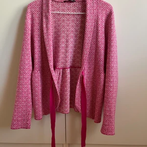 Happy Holly kofta  - Oanvänd happy holly kofta äkta, är köpt på bubbleroom. Strl 36-38 , säljes pågrund av att den är för stor för mig. Otroligt fint skick.   Obs hund finns i hemmet! 