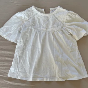 Zara topp - Säljer en zara topp som är så söt! Köpte förra året men den är i gott skick och använd ca 7 ggr!🫶🏼 Storlek 152 men passar mig jättebra som bär Xs/S i kläder🩷 
