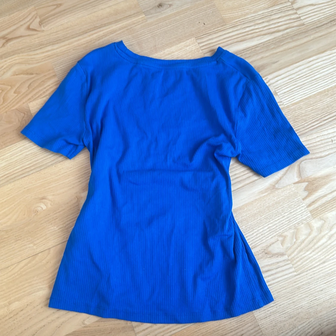 Säljer tröjan för 80 kr. Priset kan diskuteras i privat. - 90