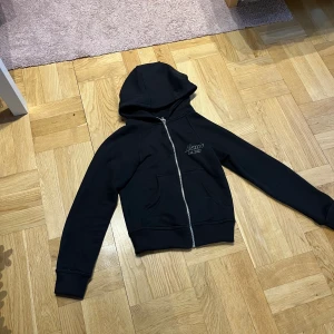 Hoddie  - Svart hoddie med dragkjeda nypris 500kr säljes för 200 