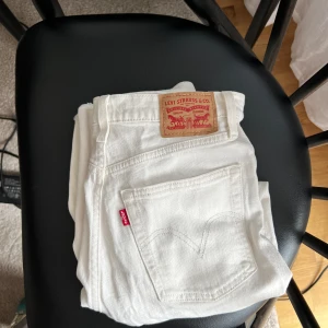 Levis Vita Jeans - Ribcage Straight, storlek 27. Gott skick. Använd kanske 3-4 gånger, lite skrynkliga nu pga legat längst bak i garderoben