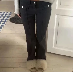 Hm jeans  - Säljer de här populära HM byxorna! Stoleken är 40 men passar mig som brukar ha 38🥰 Skriv privat för bilder💗