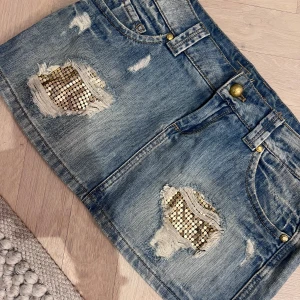 Lågamidjad jeanskjol med detaljer - Jättefin lågamidjad jeanskjol med gulddetaljer💓
