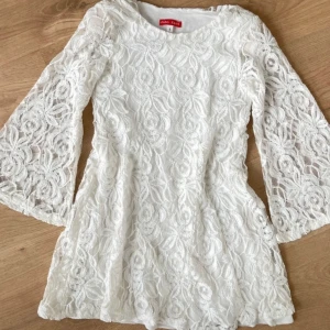 Spetsklänning - Söt klänning med trekvartsärm i spets från John Zack i storlek XS men passar även S. Köpt för länge sen på Bubbelroom men aldrig använt. 