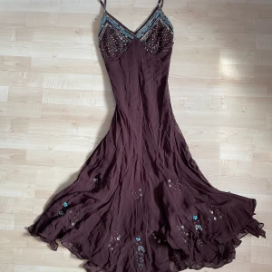 Vintage balklänning  - Superfin vintage balklänning som tyvärr inte passar mig längre. Har använts några gånger men den är fortfarande i bra skick! Skickar inga bilder på💓