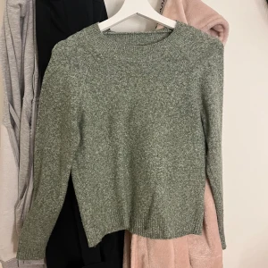 Stickad tröja - Stickad grön tröja från vero Moda i storlek xs. Passar S oxkså. Använd några gånger så lite lite nopprig därav de låga priset.