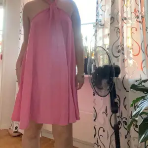 PRIS KAN SÄNKAS VID SNABB AFFÄR!!!💋💋Super fin klänning som inte satt som ja ville , står storlek m men tycker den känns lite större 