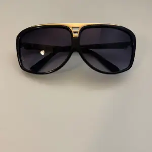 Tjena, jag säljer de perfekt solglasögon inför sommaren, har aldrig använts tidigare, finns fler bilder vid behov!!✌️
