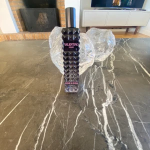 Valentino uomo born in roma - Den har ca 10-12 ml kvar av 15 ml  nypris 400-500 kr Skriv gärna vid funderingar perfekt om du vill pröva en parfym innan du köper den stora💸🤩🤩