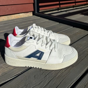 Axel Arigato skor  - Jätte fina Axel Arigato skor som inte kommer till användning längre. Kan tänka mig att gå ner i pris vid snabb affär 