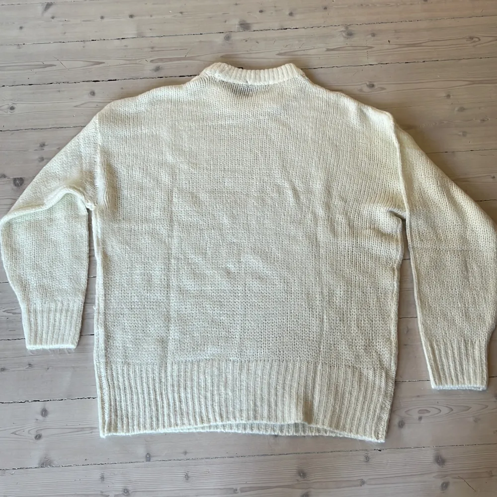 En mjukt stickad tröja från lager 157. Är i storleken L/XL 💕 Den är lite gräddvit i färgen, helt oanvänd. Nypris 150kr 💕. Stickat.