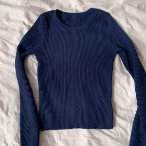 Tjockare mörkblå tröja  - Sitter ganska tight så skulle säga att den passar mer som S😚 