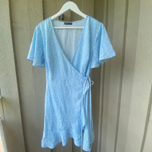 Kort mönstrad klänning - En kort omlottklänning från SHEIN 