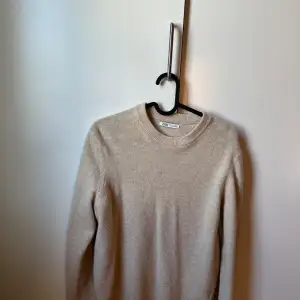 Säljer en stickad tröja från zara i storlek S i gott skick och knappt använd 