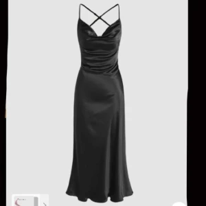 Klänning i satin - Jättefin oanvänd svart långklänning i satin med knytning i ryggen. Säljer på grund av att jag tog fel storlek. Pris kan  diskuteras.  