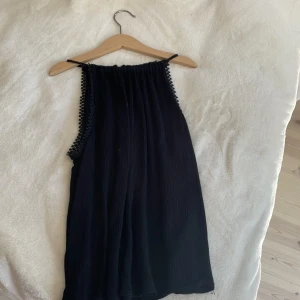 Svart linne - Super fin svart blus/linne till sommaren ☀️🌸 inte använd så mycket. 