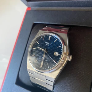 Tissot PRX Powermatic 80 -  • Modell: Tissot PRX Powermatic 80 Blå • Storlek: 40mm • Referens: T137.407.11.041.00 • År: 2022 • Skick: Mycket Bra • Medföljer: Fullset med kvitto och garanti 