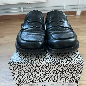 Eytys otello loafers black - Eytys loafers svarta! Stl43 använda ganska mycket men funkar som nya! Skick 6/10. Ny pris 3500 säljer mina nu pga använder inte dom längre! Allt nytt ingår så som box och påsar. Släng iväg ett meddelande om ni har mer frågor!!