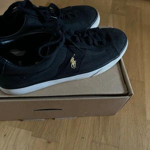 Säljer mina Polo Ralph Lauren Skor - Säljer mina nästintill nya Polo Ralph Lauren skor eftersom de inte passade mig. Använt Max 3 gånger, skick 9/10. Pris kan diskuteras vid snabb affär.