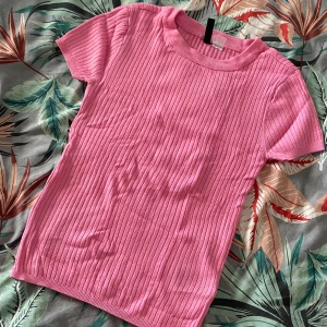 Rosa topp - En jättegullig tightare topp i en söt rosa färg🎀 använd några gånger men har inga defekter. Den sitter tight fast den är stretchig i materialet. 