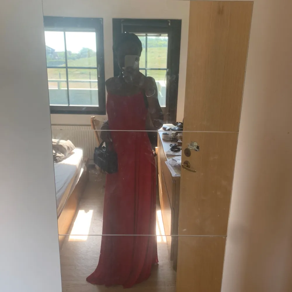 Röd bal/bröllopsklänning som är jättefin nu till sommaren💞 Den har ett kors i ryggen och ned till golvet på mig(är 170) Banden är även justerbara - Använd 1 gång - Storlek S men passar Xs jättebra - Nypris 319, mitt pris 219 men kan diskutera!!. Mekot.