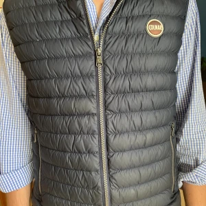 COLMAR VÄST - Väst från Colmar i bra skick. Västen har dock en väldigt liten skada längst ner men som vi har sytt igen! 