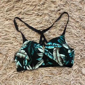 Svart/grön bikiniöverdel  - Oanvänd  Detaljer där bak  Jag har storlek 75C & på mig är den lite för liten 
