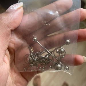 Piercings - Säljer massa oanvända piercings, bla labrets, navel, septum o ögonbryn. Om man vill köpa alla blir det 250kr men skriv om du vill köpa en! :)