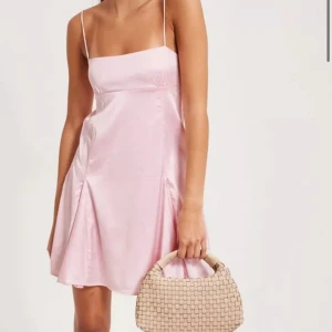 Klänning i satin - Jättefin satin klänning. Ljusrosa. Helt oanvänd, endast provad. 