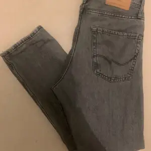 Säljer dessa par jeans i storlek 28/32 som heter ”Losse/chris” pågrund av jag inte använder dem längre. Men dem sitter som 30/32 slimfit, dem är i väldigt bra skick och det är bara hör av er om ni har några frågor om pris eller bild