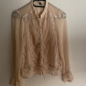 Blus  - Genomskinlig blus storlek 36 