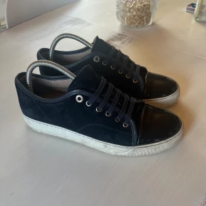 Mörkblå lanvin uk7 - Storlek uk7 vilket motsvarar 41/42 Mycket bra skick Box, dustbag, snören och kvitto medföljer Hör av er vid frågor!