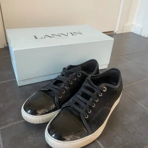Lanvins - Tjena! Säljer mina lanvins i stolek 42. Väldigt fräscha och knappt använda. Skolådan medföljer. Hör av er vid mer frågor eller bilder. Mvh Dome