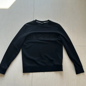 Hugo Boss tröja (originalpris 1200kr) - Väldigt bra kvalitet och extremt skön att ha på sig. Storlek M och passar till alla möjliga tillfällen. Använder den inte alls längre längre.