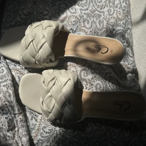 Vita klackar - Säljer dessa (UNDERBARA) vita klackar som passar perfekt nu till sommaren 🥹 Sitter så bra på och man kan gå med dem i timmar!!