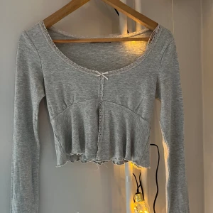 Topp från Gina  - Säljer denna super söta toppen från Gina tricot, har nästan aldrig använts pga den va för liten💕 